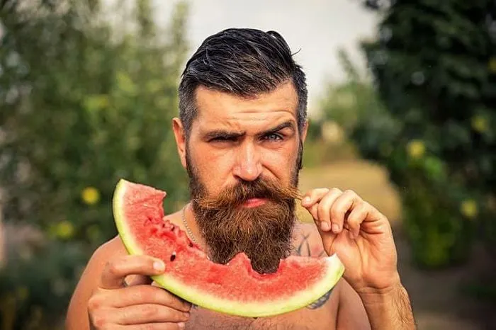 eat neatly to have a sporty beard