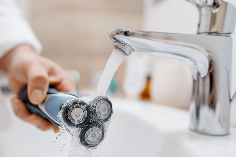 Cleaning Electric Razor with Water