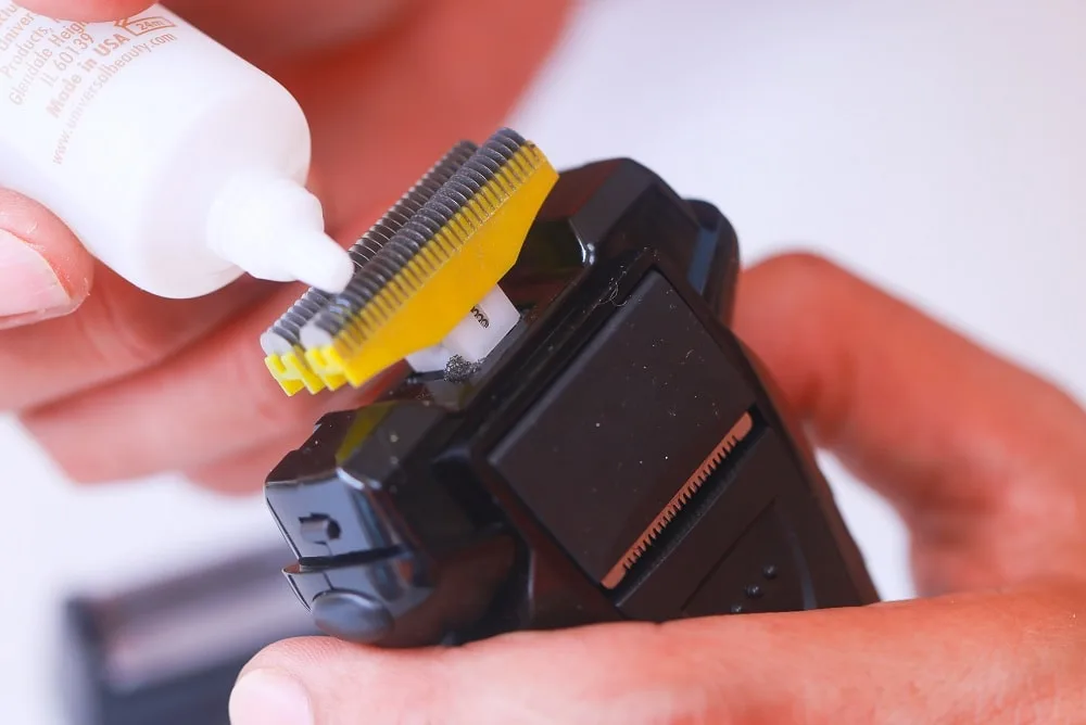How to Lubricate An Electric Foil Razor