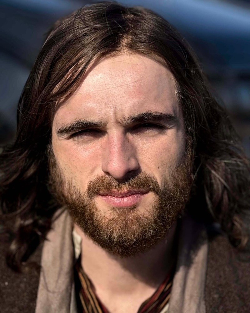 Jacob Elordi with a dense, rugged medium full beard