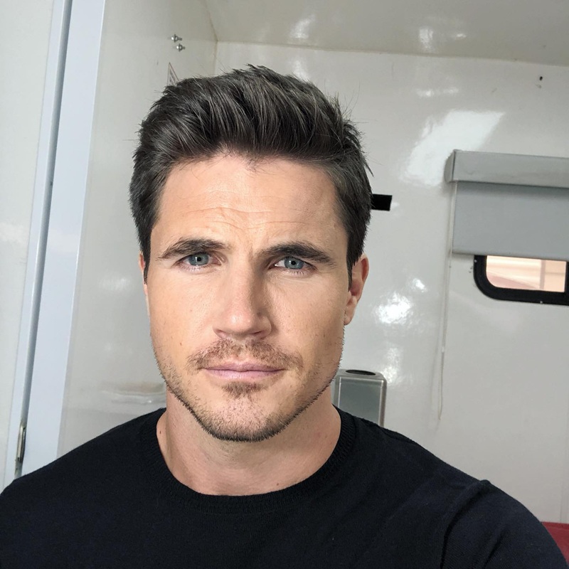 Robbie Amell with very light, even stubble